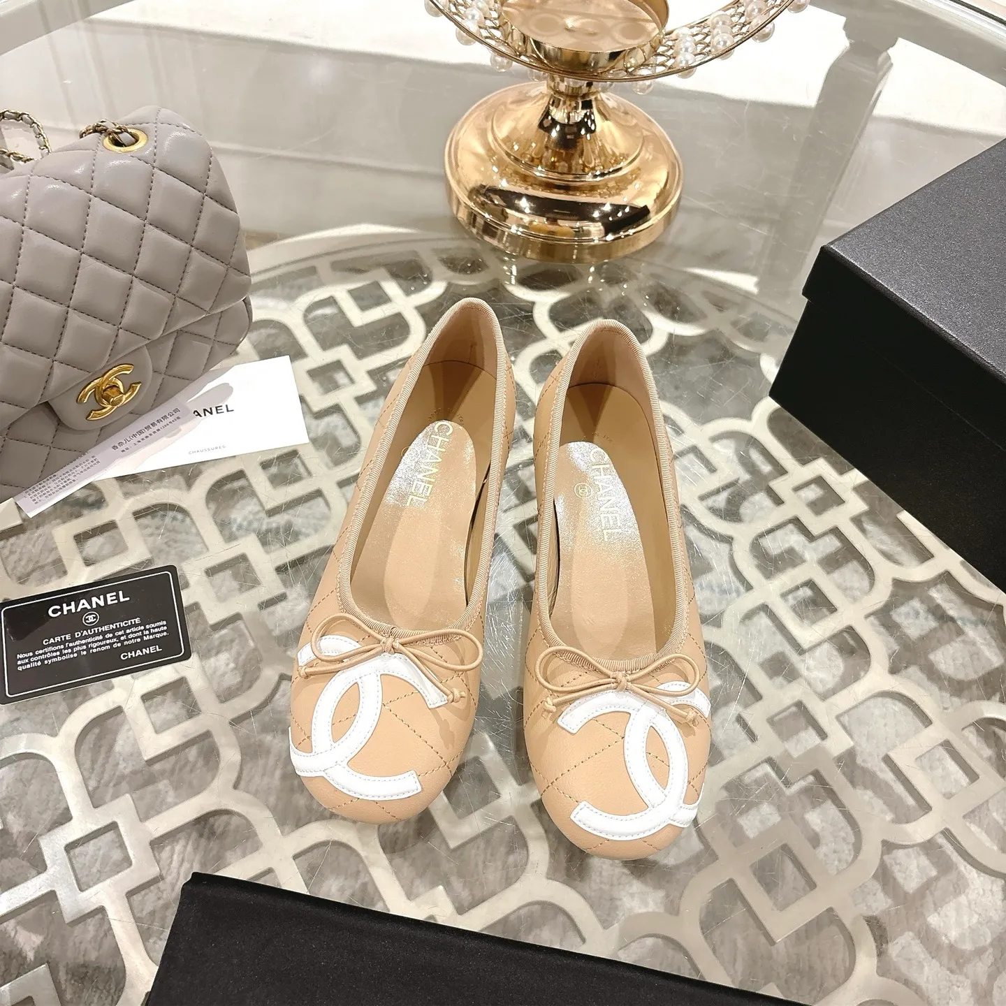 👟👟Ex-factory price 540👟👟 [Purchase-level quality] CHANEL Xiaoxiang 25/A new summer bow-tie shoes 💃 This pair of "dancing shoes" is really breathtakingly beautiful! Made of cowhide fabric + exquisite electric embroidery, every detail exudes a sense of high-end ~ classic bow design, Italian genuine leather sole, comfortable and elegant on the feet, a perfect must-have for fairies!  🌟 All counters are from the same source! All materials are customized according to the original 1:1, and are developed and patterned from genuine products. The quality is absolutely assured ~ a classic that must be bought every year, a versatile artifact that looks great whether paired with skirts or jeans!  💖 The perfect finishing touch for summer outfits, sisters, just do it! 👉 Fabric: Imported sheepskin Lining: Imported sheepskin Outsole: Private molded outsole Size: 35-40 Leather surface